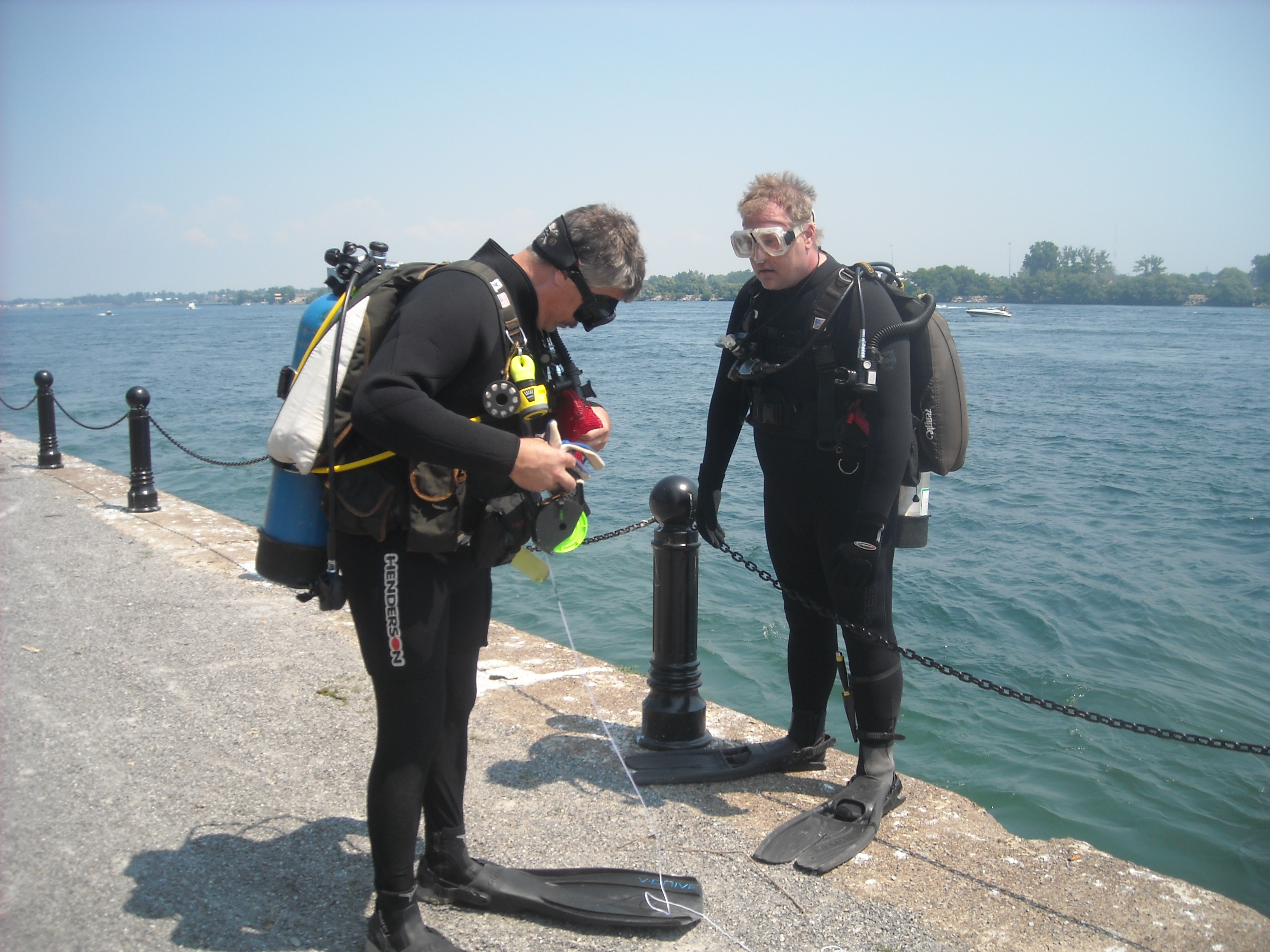 Joe and Don ready to dive-Niagra River